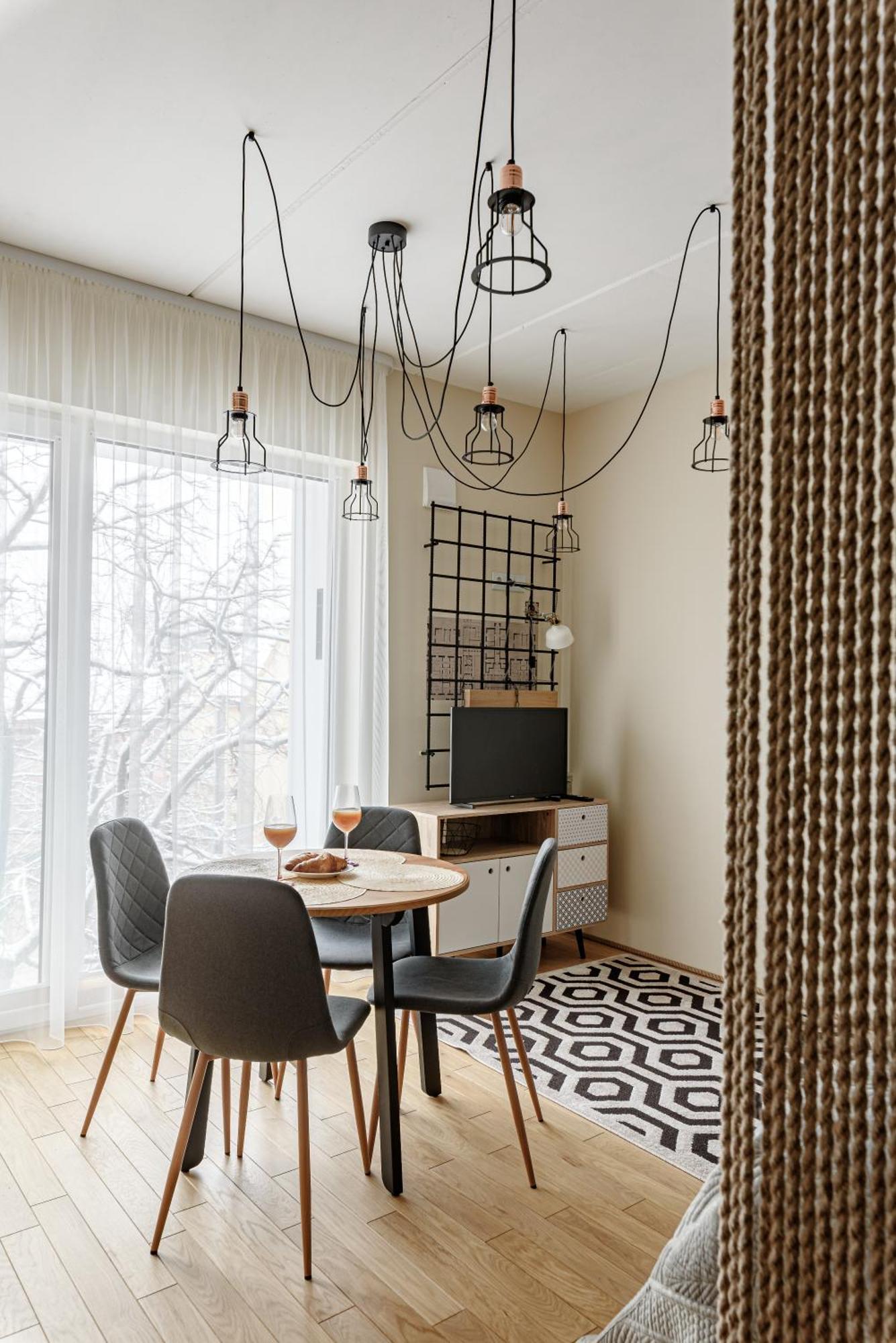 Center, Studio, 514 Butas